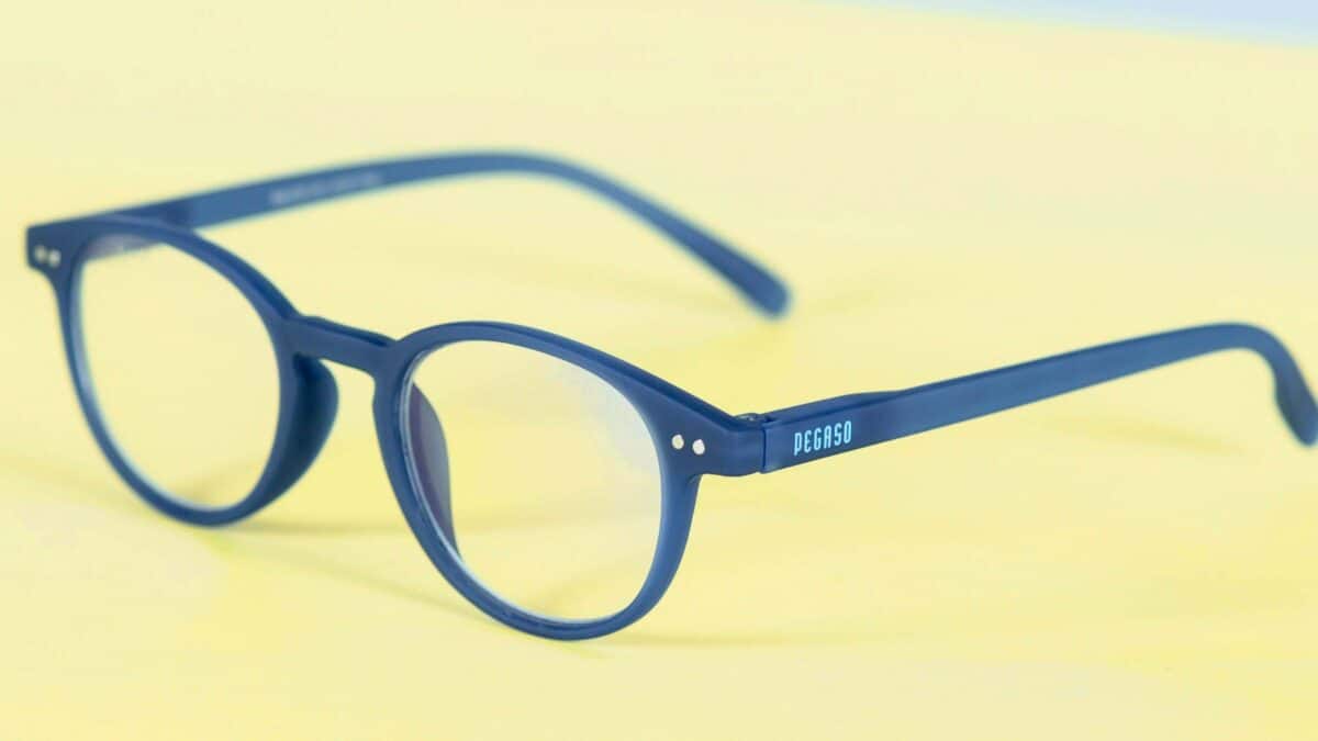 Protective glasses with UV filter